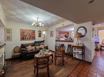 Casa · 224m² · 6 Ambientes · 1 Cochera · Casa de 3 Dorm., Cochera, Gran Jardín y Pileta en Barrio Parque