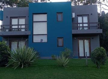 Casa · 140m² · 4 Ambientes · 1 Cochera · Casa en Alquiler Temporario de 3 Dorm. con Cochera en Mar Azul