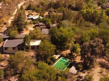 Hotel · 1250m² · 6 Ambientes · 5 Cocheras · Complejo Turístico en Tanti – 8 Cabañas + Spa + Río – 11.800