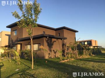 Casa · 250m² · 5 Ambientes · 1 Cochera · Casa en Venta en El Barrio Araucarias, Puertos / Escobar