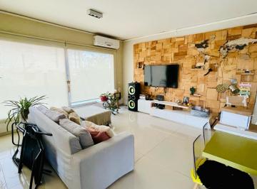 Casa · 270m² · 5 Ambientes · 2 Cocheras · Casa de Categoría en Una Planta en Country Tierralta, a 5 Minutos de Villa Carlos Paz
