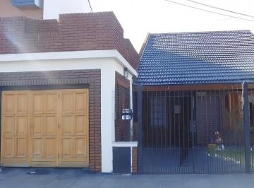 Casa · 130m² · 4 Ambientes · 1 Cochera · Chalet Cuatro Ambientes - Morón