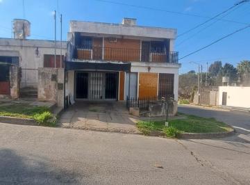 Casa · 230m² · 8 Ambientes · 1 Cochera · Casa en Venta, Barrio Bella Vista