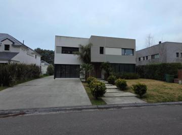 Casa · 350m² · 5 Ambientes · En Venta Casa 5 Ambientes con Quincho y Pileta. Las Lomas. Rumenco