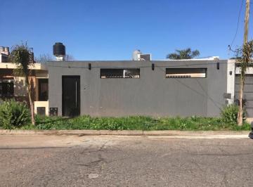 Casa · 80m² · 5 Ambientes · Venta | Permuta - Casa - 2 Dorm., Patio y Jardín - Gral. José de San Martin, Rosario.