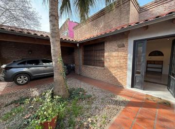 Casa · 202m² · 3 Ambientes · 2 Cocheras · Venta Chalet Pileta Lomas de Zamora Apto Credito Permuta