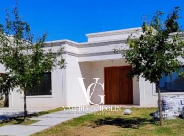 Casa · 169m² · 4 Ambientes · 2 Cocheras · Casa en El Naudir Venta con Renta
