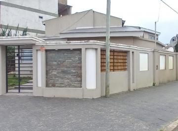 Casa de 4 ambientes, Santa Teresita · Casa Sola en El Lote con Gas Natural