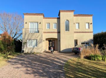 Casa de 5 ambientes, Pilar · Excelente Casa Estilo Clásica en La Pionera en Venta de 280 m Construídos.