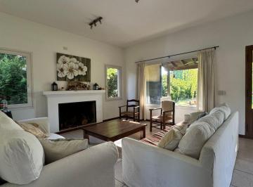 Casa de 5 ambientes, Pilar · Excelente Casa Estilo Clásica en La Pionera en Venta de 280 m Construídos.