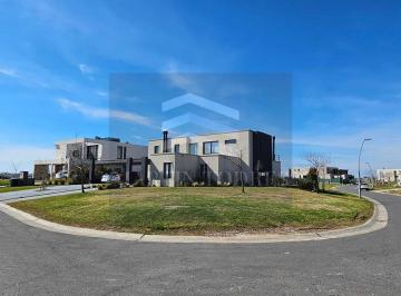 Casa · 295m² · 5 Ambientes · 6 Cocheras · Casa en Venta en Costas, Puertos, Escobar