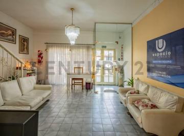 Casa · 229m² · 6 Ambientes · Propiedad de 229 m² en Lomas de Zamora. con 4 Consultorios, Vivienda, Jardín con Pileta y Quincho. I