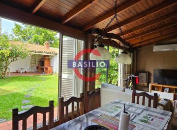 Casa · 160m² · 7 Ambientes · 1 Cochera · Venta Amplia Casa de 7 Ambientes con Jardín, Quincho y Cochera – Olivos