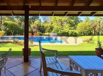 Casa · 394m² · 8 Ambientes · 6 Cocheras · Casa Estilo Inglés Sobre 3 Lotes Quincho Huéspedes y Vista Al Golf