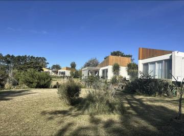 Casa · 400m² · 6 Ambientes · 2 Cocheras · Casa en Mangrullos de Punta Piedras.