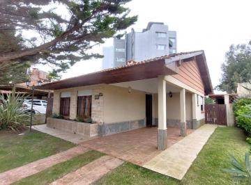 Casa · 10827m² · 4 Ambientes · 1 Cochera · Casa - Venta - Villa Gesell - 4 Ambientes - Gas Natural - Barrio Norte