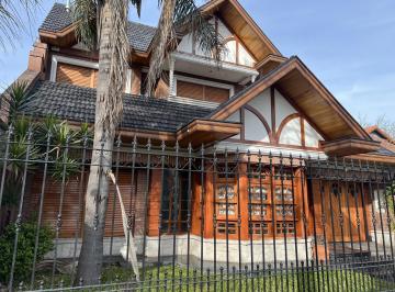 Casa · 260m² · 5 Ambientes · 2 Cocheras · Casa en Venta en Lomas de Zamora de Cinco Ambientes