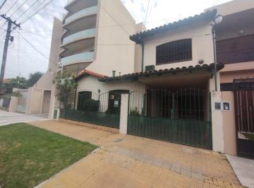 Casa · 173m² · 4 Ambientes · 1 Cochera · Chalet de Estilo Barrio Gûemes