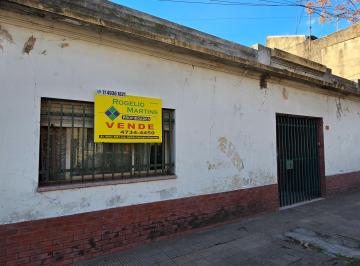 Casa de 5 ambientes, Tres de Febrero · Casa 5 Amb Cochera Patio y Terraza.