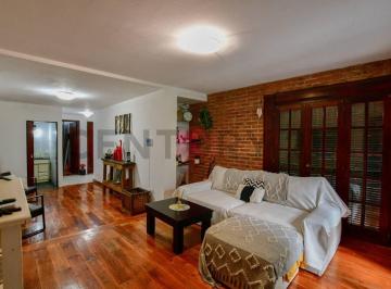 Casa · 180m² · 4 Ambientes · 1 Cochera · Casa en Venta en La Plata con Tres Dorm.