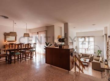 Casa · 210m² · 6 Ambientes · 2 Cocheras · Casa en Venta en Villa Elisa