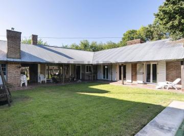 Casa · 300m² · 6 Ambientes · 2 Cocheras · Casa en Venta en Gonnet Apto Banco