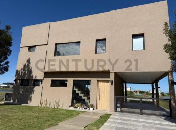 Casa · 170m² · 4 Ambientes · 2 Cocheras · Casa en Venta a La Laguna en Hudson Magallanes, Pueblos del Plata