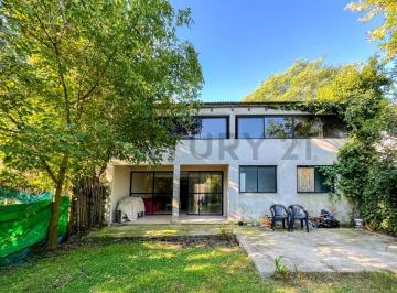 Casa · 170m² · 5 Ambientes · 2 Cocheras · Casa en Venta en Villa Elisa