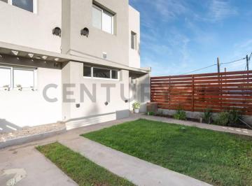 Casa · 82m² · 4 Ambientes · 2 Cocheras · Casa Dúplex Tres Dorm. en Venta Gonnet