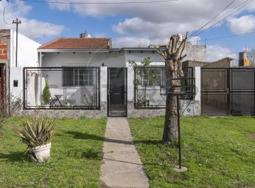Casa · 140m² · 3 Ambientes · 1 Cochera · Casa en Venta con Departamento en La Plata San Carlos