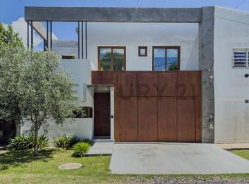 Casa · 163m² · 4 Ambientes · 2 Cocheras · Casas de Categoria en Venta en Ringuelet