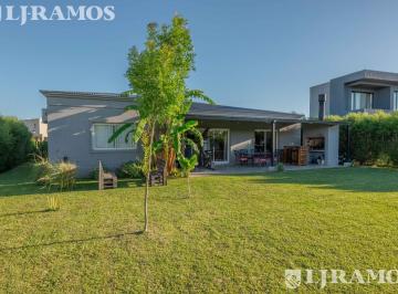 Casa · 155m² · 4 Ambientes · Casa en San Sebastián Oportunidad Area 8 Sin Escritura