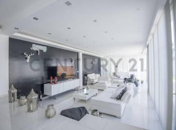 Casa · 487m² · 10 Ambientes · 2 Cocheras · Casa de Categoría en Venta en La Plata