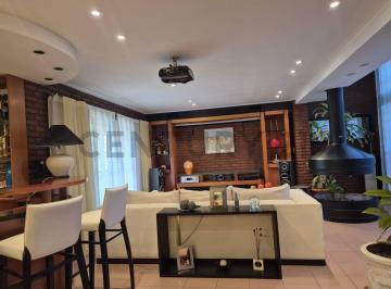 Casa · 380m² · 6 Ambientes · 2 Cocheras · Casa en Venta en La Plata Acepta Permuta