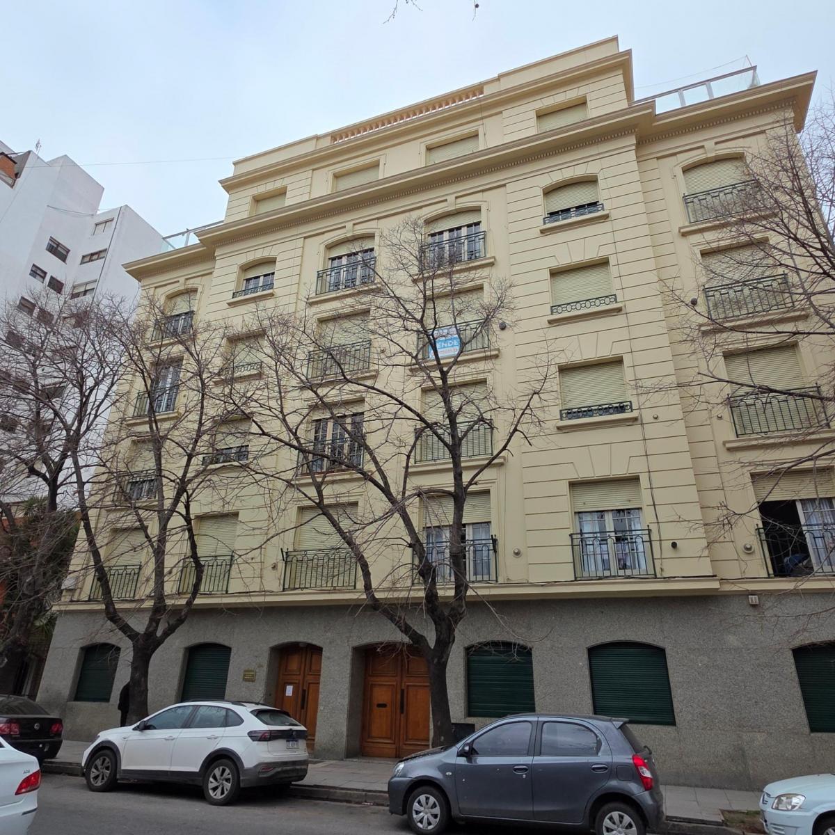 En venta departamento de 4 ambientes reciclado. Macrocentro.