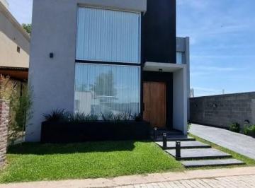 Casa · 230m² · 4 Ambientes · 5 Cocheras · Casa en Venta en Ituzaingó, G. B. a. Zona Oeste, Argentina