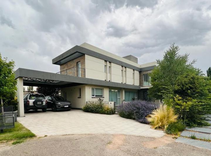 Casa · 260m² · 4 Dormitorios · 1 Cochera