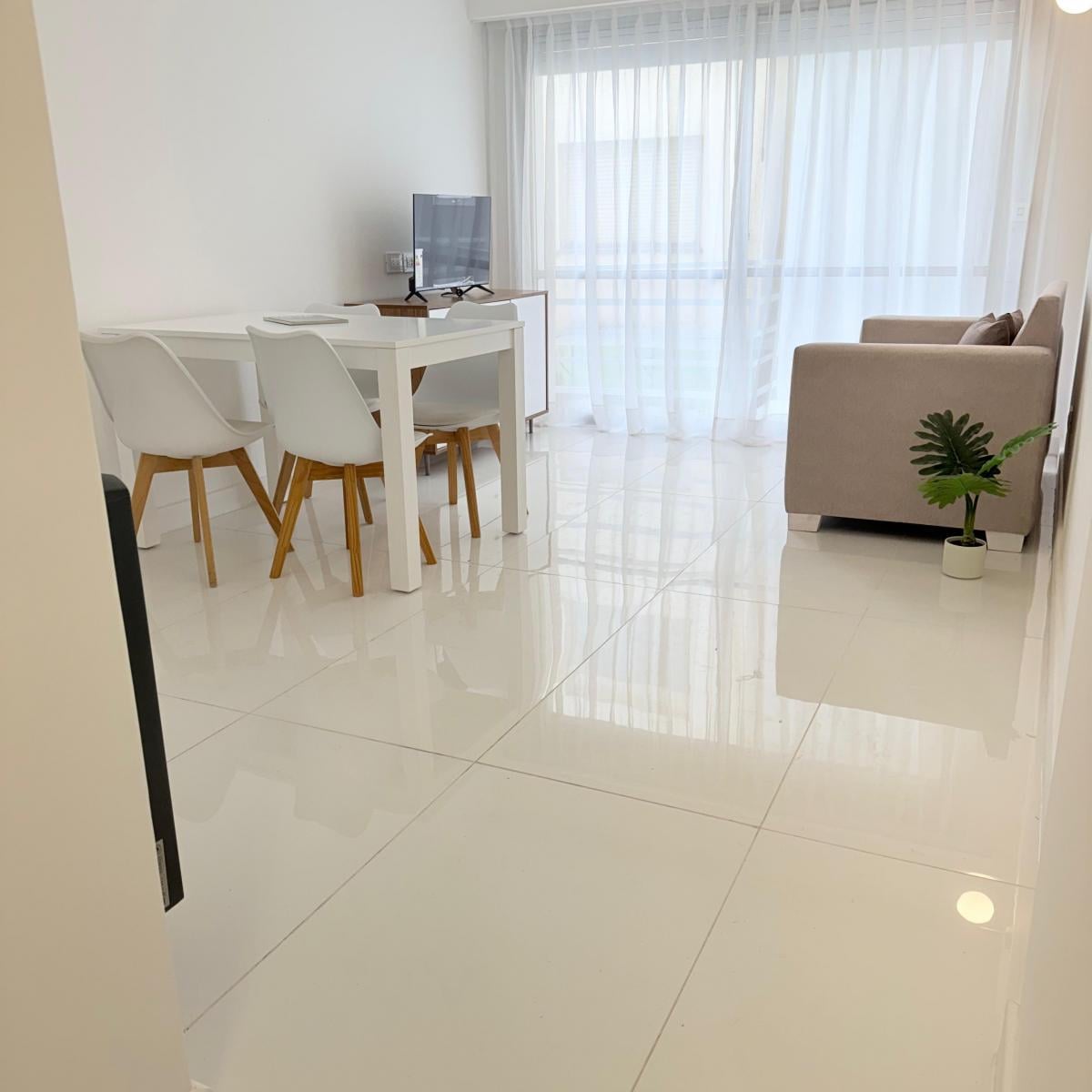 Cocina alargada con lavadero, 2 amb, 40m² con balcón
