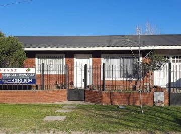 Casa de 4 ambientes, Almirante Brown · Chalet de Tres Dorm. Construido en Amplio Parque