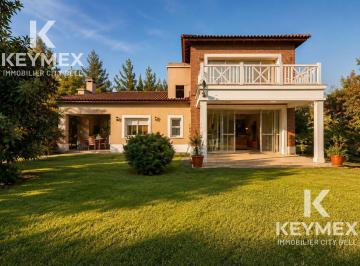 Casa · 230m² · 4 Ambientes · 2 Cocheras · Venta Casa Campos de Roca 3 Dorm.
