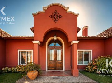 Casa · 350m² · 6 Ambientes · 2 Cocheras · Venta de Casa de 5 Dorm. en Campos de Roca