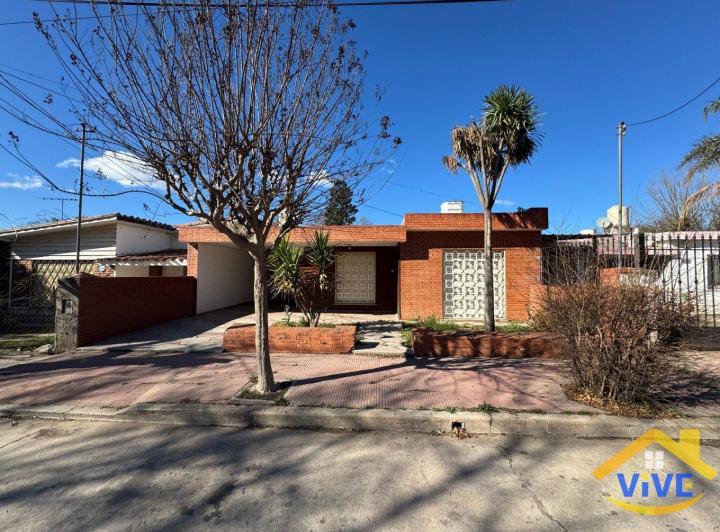 Casa · 162m² · 8 Ambientes · 1 Cochera