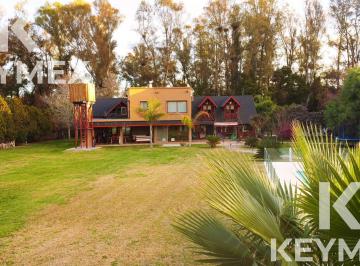 Casa · 220m² · 8 Ambientes · Venta Casa en Campos de Roca 3 Dorm.
