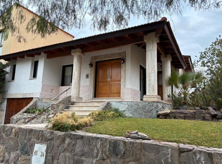 Casa · 350m² · 5 Ambientes · 2 Cocheras