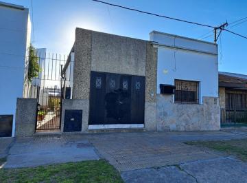 Casa · 105m² · 5 Ambientes · 1 Cochera · Casa en Venta en Tolosa Calle 13 Entre 530 y 531 Dos Dorm. Parque Parrilla