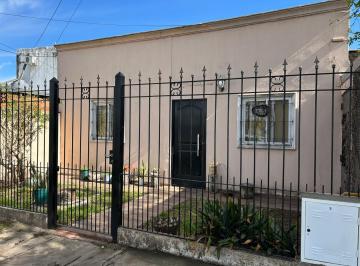 Casa · 189m² · 4 Ambientes · 2 Cocheras · Casa Venta Casterlar Sur 4 Ambientes Gran Lote