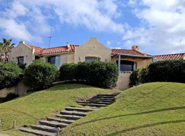 Casa · 400m² · 7 Ambientes · 1 Cochera · "Casa Capri" 5 Dorm. en Punta del Este - Alquiler Temporario