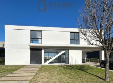 Casa · 290m² · 6 Ambientes · 1 Cochera · Casa a La Laguna