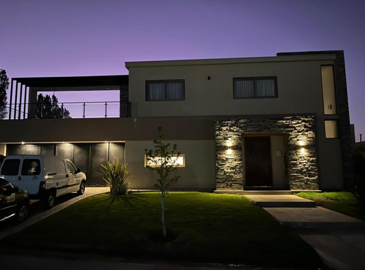 Casa · 360m² · 7 Ambientes · 2 Cocheras