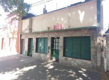Casa · 70m² · 2 Dormitorios · Echesortu, Casa Al Frente, 2 Dorm., 70 m², Terraza con Quincho.